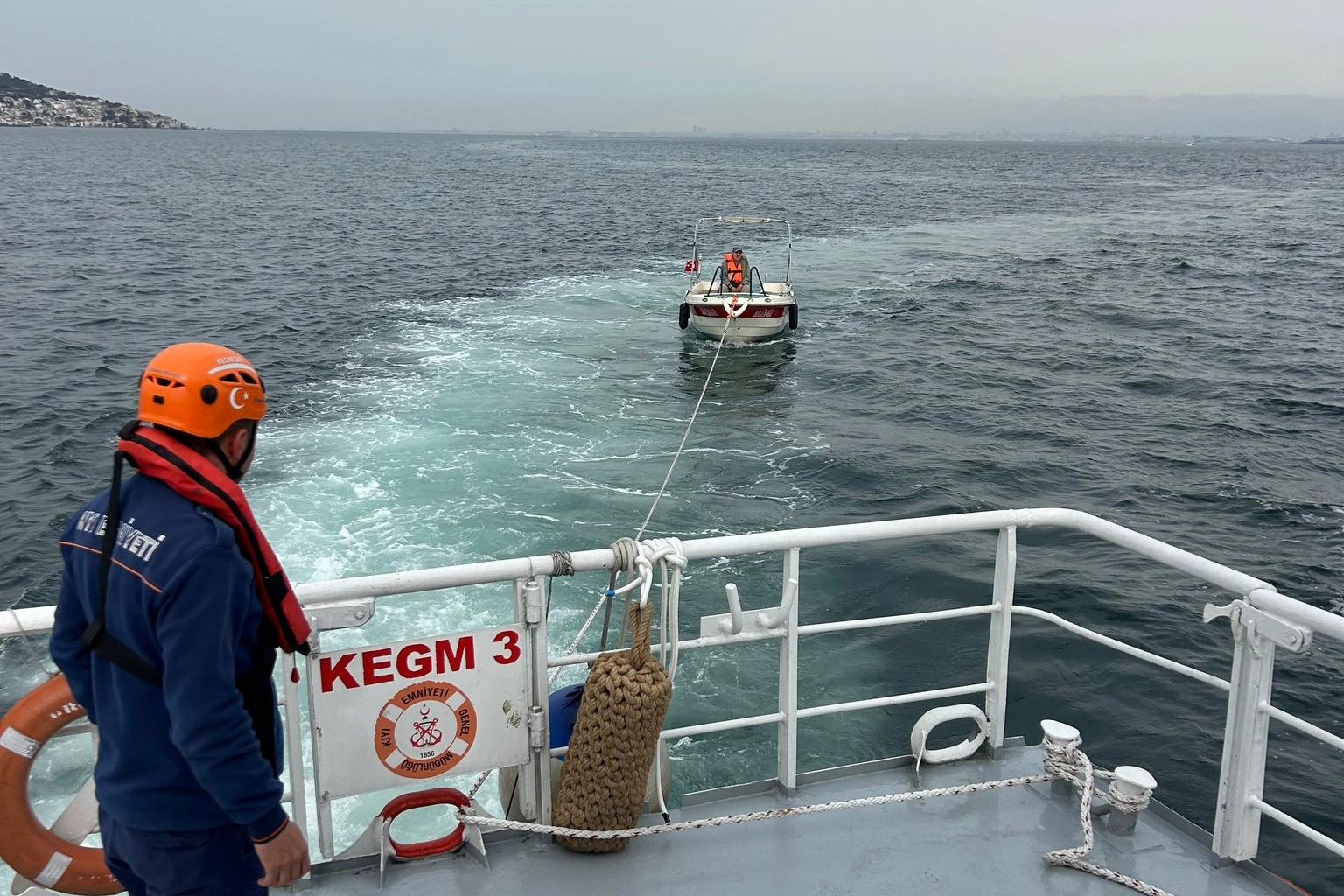 Kıyı Emniyeti ekiplerinin Küçükyalı açıklarında kurtardığı teknenin görseli.