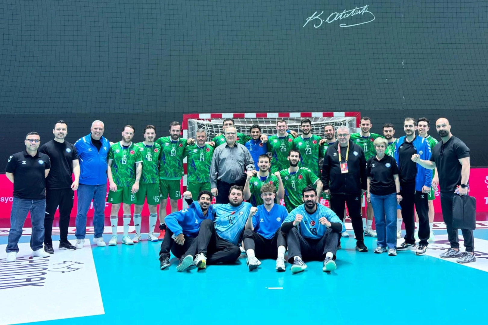 Nilüfer Belediyespor hentbol takımı oyuncuları maç sırasında