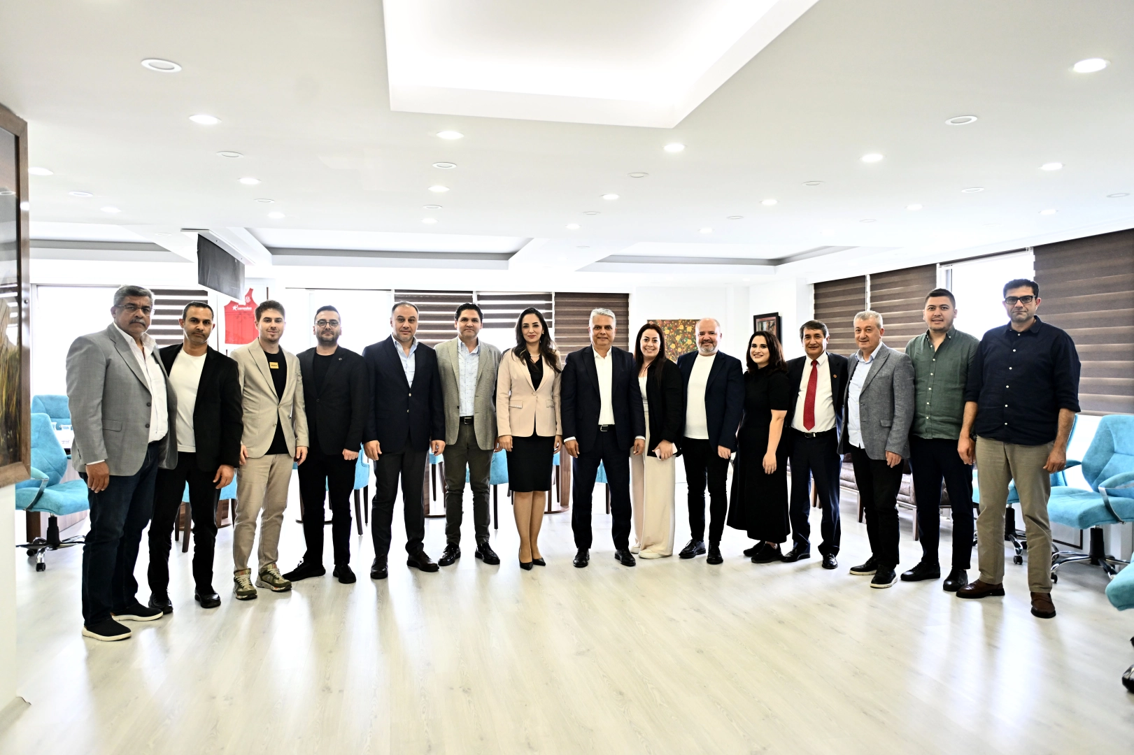 Muratpaşa Belediyespor'un yeni yönetim kurulu başkanı Özcan Yılmaz ve üyeleri, Muratpaşa Belediye Başkanı Ümit Uysal'ı ziyaret etti.