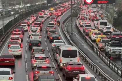 Türkiye'de trafiğe kayıtlı araç sayısı Mart ayında 34 milyonu aştı.