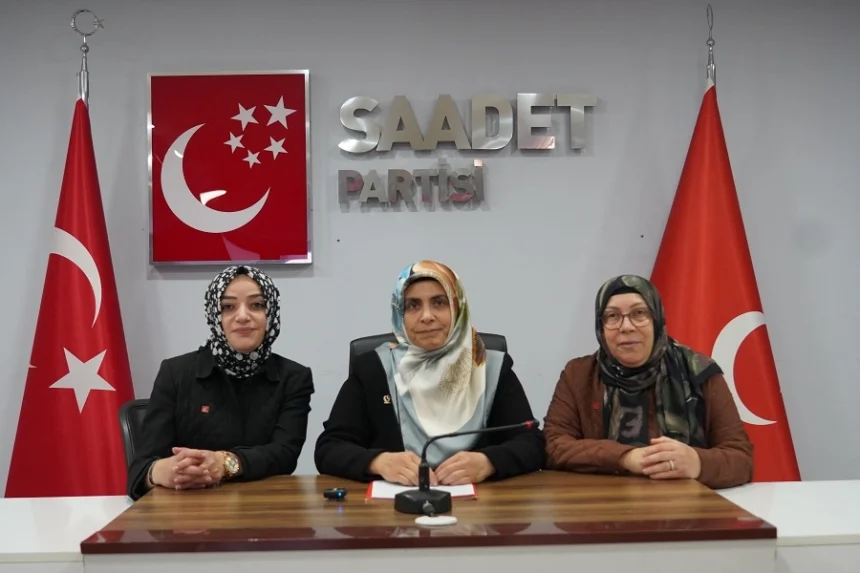 Saadet Partisi Bursa Kadın Kolları Başkanı Hatice Ataş, okul saldırılarına tepki gösteriyor.