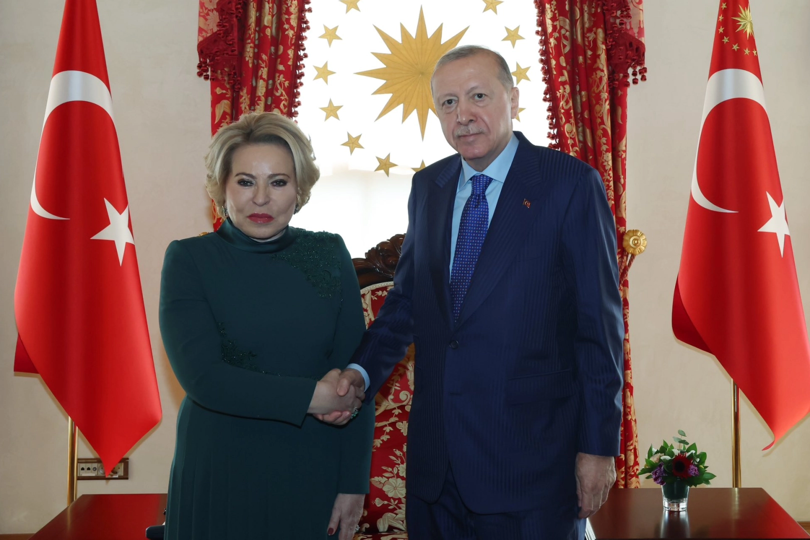 Cumhurbaşkanı Erdoğan, Rusya Federasyon Konseyi Başkanı Valentina Matviyenko'yu Dolmabahçe Ofisi'nde kabul ediyor.