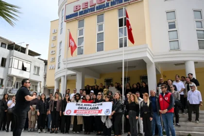 İzmir Bornova'da eğitim emekçileri, okullarda yaşanan şiddeti protesto etmek için iş bıraktı.