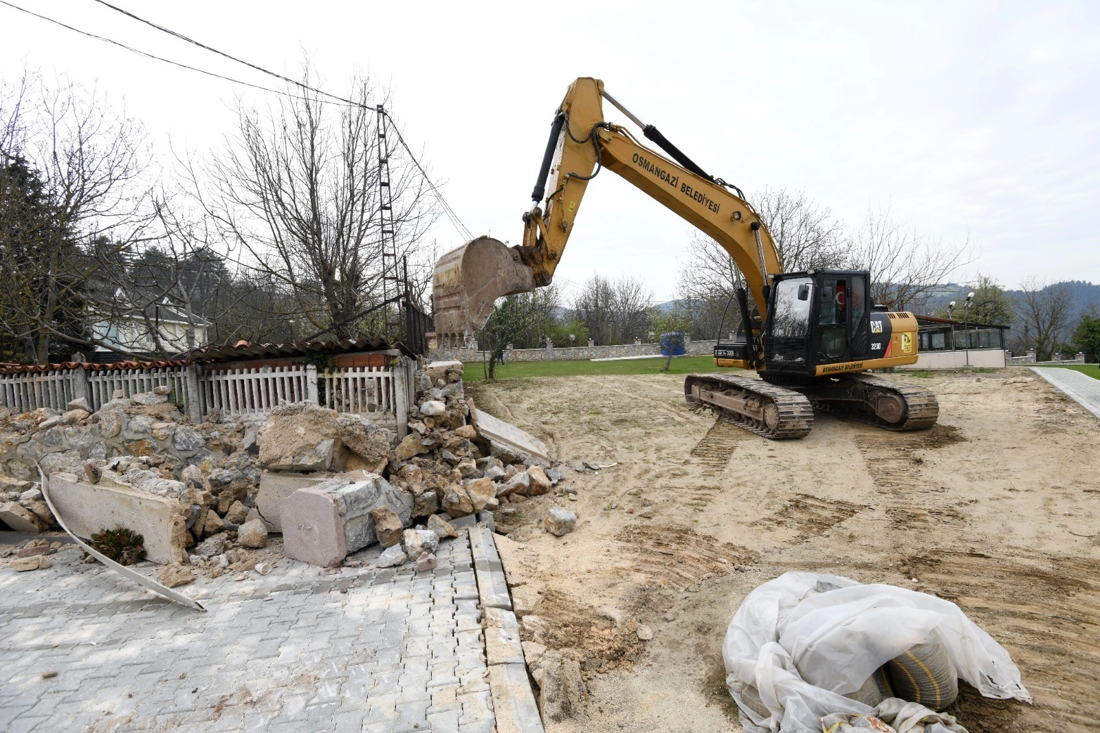 Bursa Osmangazi'de SİT alanındaki kaçak yapılar belediye ekiplerince yıkıldı