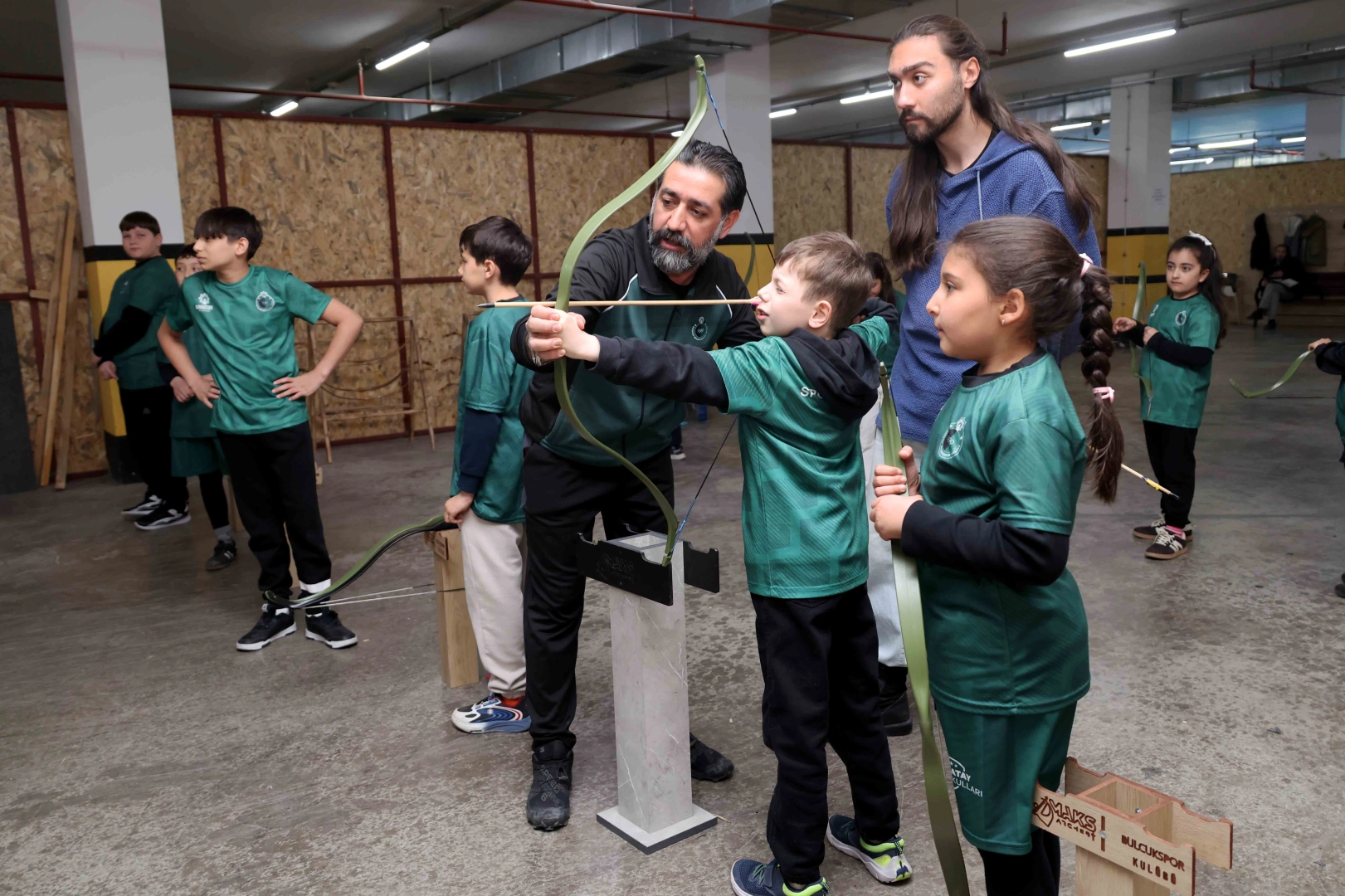 Karatay Kış Spor Okulları'nda öğrencilerin spor yaparken çekilmiş toplu fotoğrafı