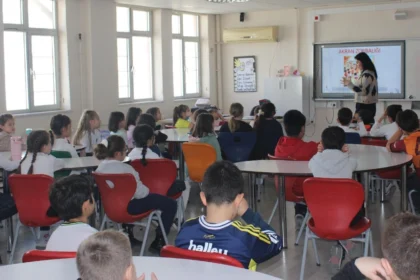 İzmir Büyükşehir Belediyesi tarafından Aliağa ve Bergama'da akran zorbalığına karşı verilen nezaket eğitimini temsil eden görsel.