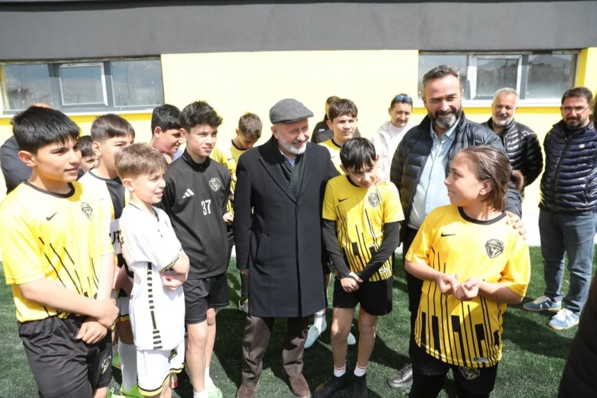 Kocasinan Belediyesi'nin yenilediği Vali Muammer Güler Stadı'ndan genel görünüm