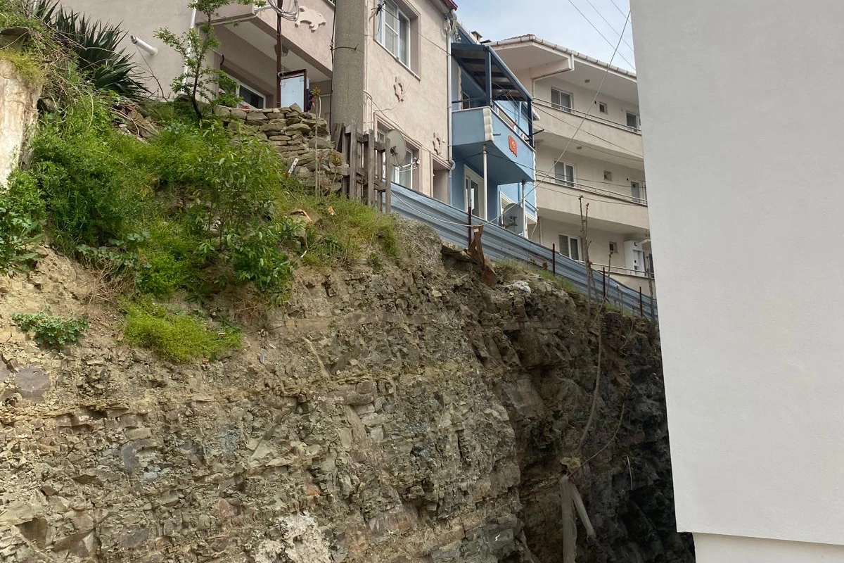 Edirne Keşan'da bir inşaat alanı çevresindeki yolun çökme tehlikesi