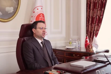 Adalet Bakanı Akın Gürlek, yargı süreçlerinde etkinliğin arttığını ve hedefin daha hızlı adalet olduğunu belirtti.