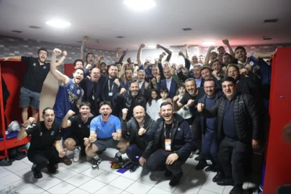 Çayırova Belediyesi basketbol takımı şampiyonluk kupasıyla kutlama yapıyor