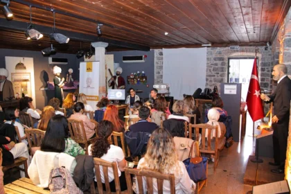 İzmir Öğretmen Akademileri'nde öğretmenlerin katılımıyla edebiyat, tarih, felsefe ve müzik üzerine düzenlenen etkinlikler.