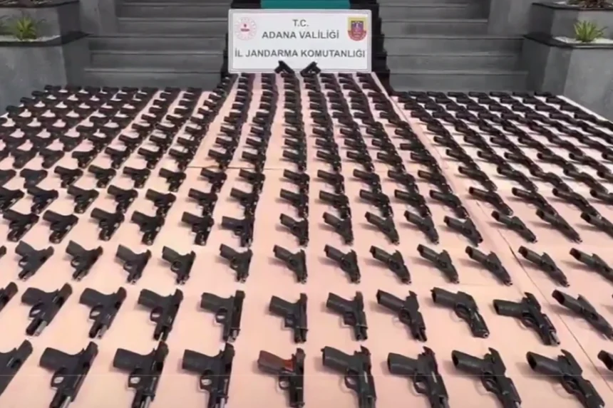 Jandarma ekiplerinin operasyonu sonucunda ele geçirilen çok sayıda ruhsatsız tabanca ve silah parçası