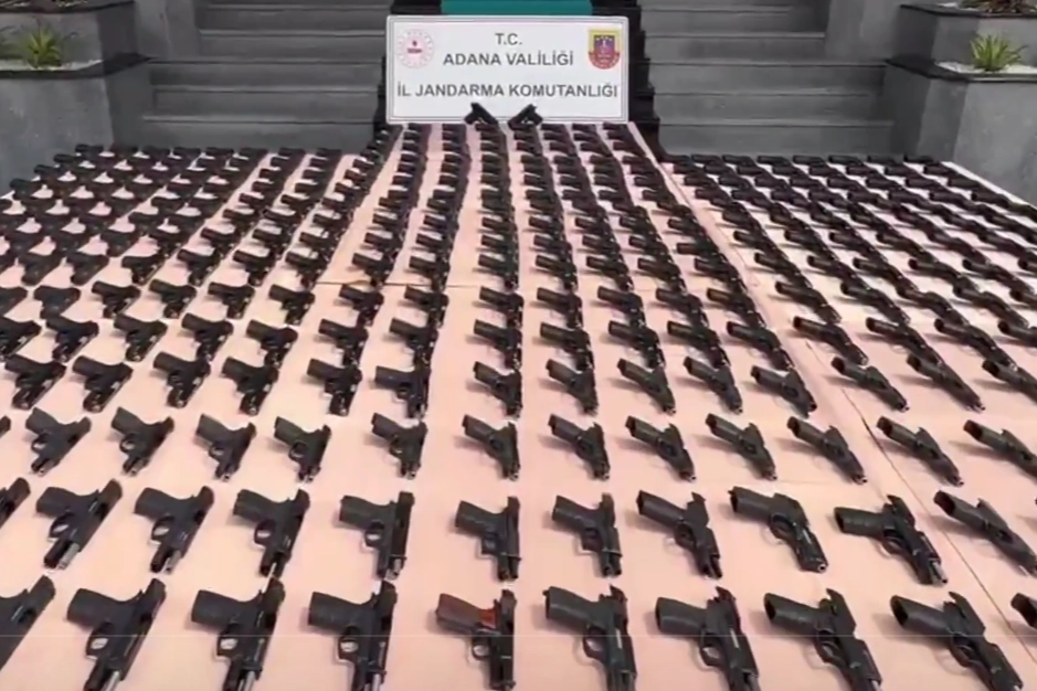 Jandarma ekiplerinin operasyonu sonucunda ele geçirilen çok sayıda ruhsatsız tabanca ve silah parçası