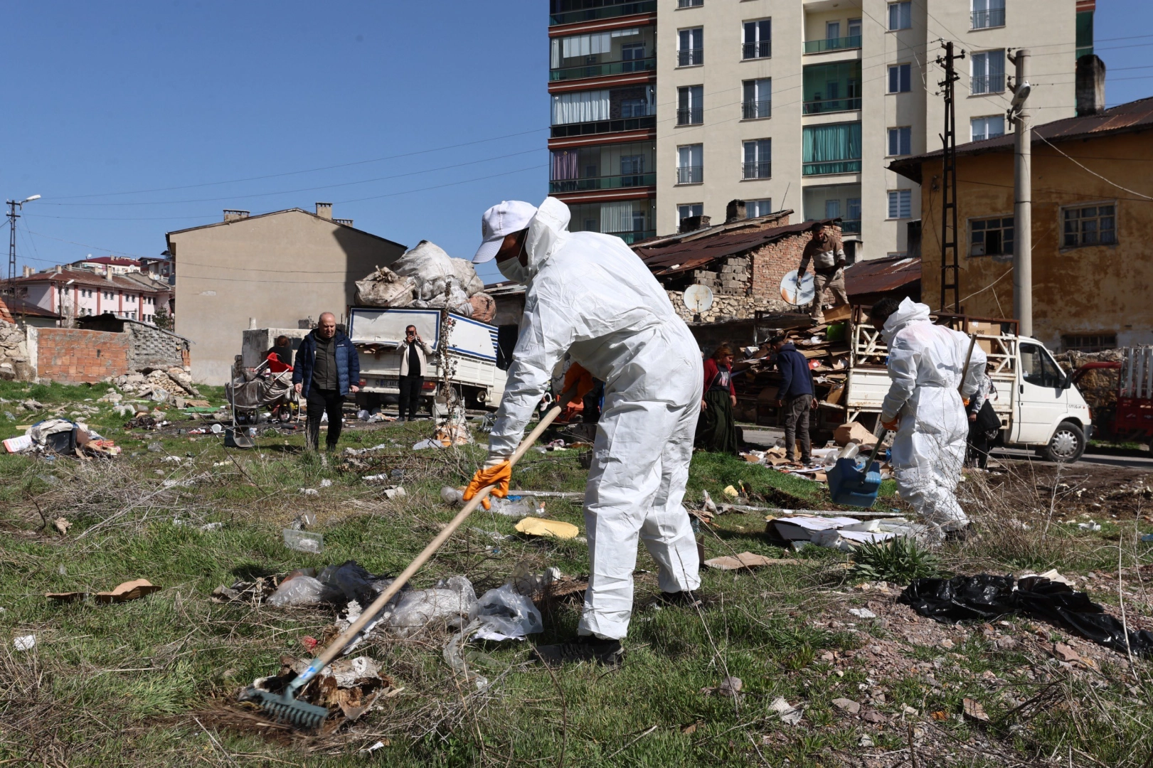 Sivas'ta izinsiz atık birikim alanları belediye ekipleri tarafından temizlendi