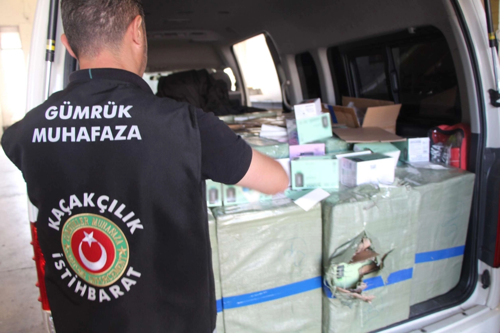 Kapıkule Gümrük Kapısı'nda yapılan kaçakçılık operasyonunda ele geçirilen ürünler