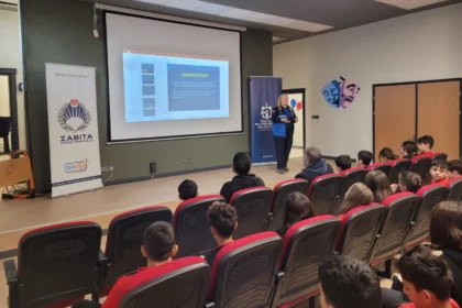 Kocaeli zabıta ekipleri tarafından ortaokul öğrencilerine bilinçli tüketici hakları eğitimi veriliyor.