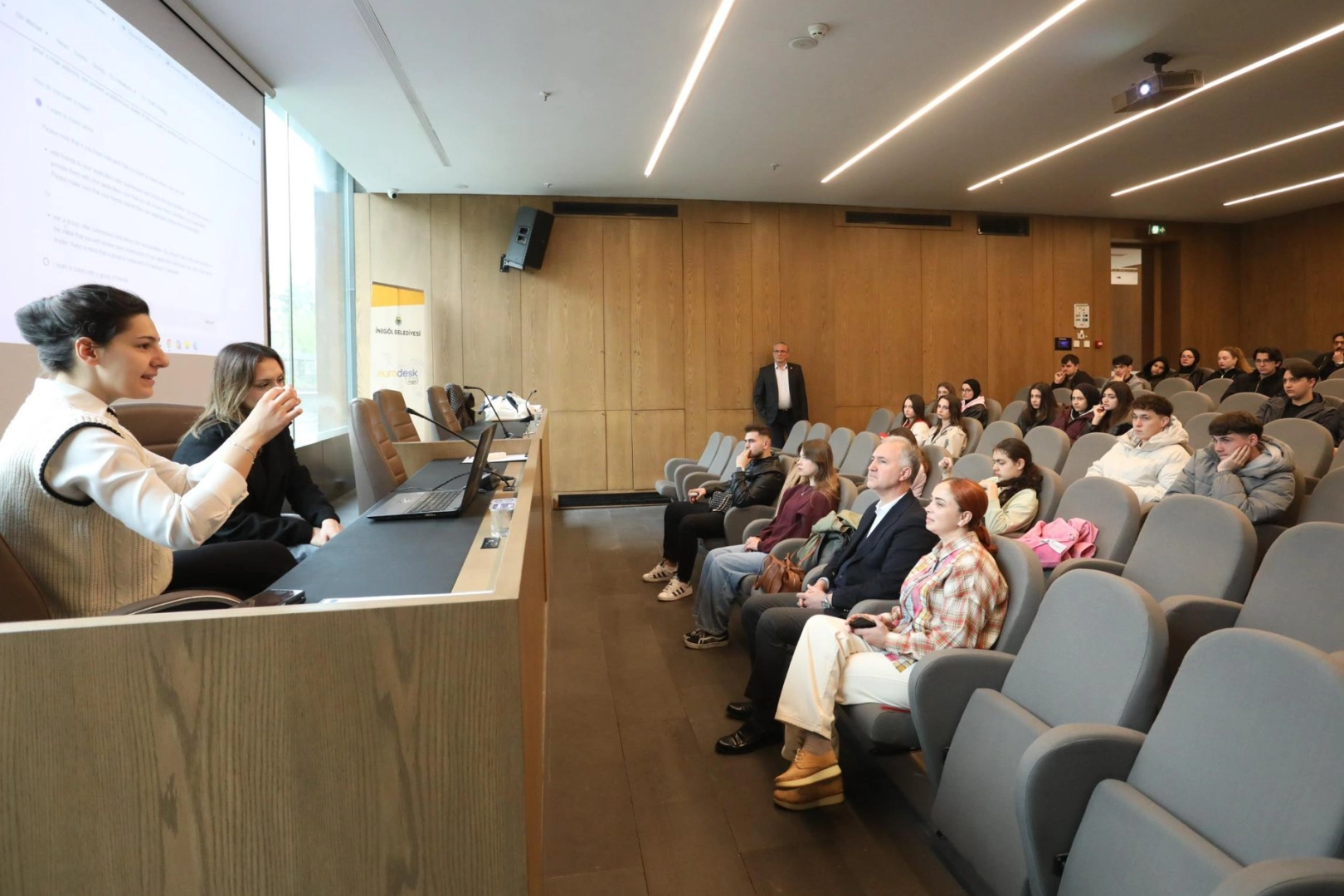 İnegöl Belediyesi'nin gençlere yönelik DiscoverEU bilgilendirme etkinliği