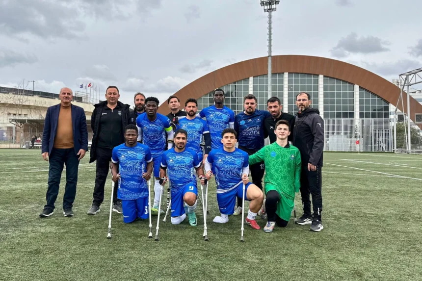 Gebze Ampute Futbol Takımı oyuncuları sahada galibiyeti kutluyor