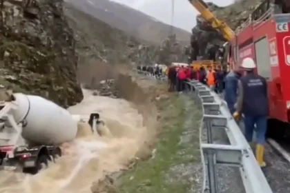 Bitlis Hizan'da meydana gelen beton mikseri kazasında dalgıç polis ekiplerinin arama kurtarma çalışmaları