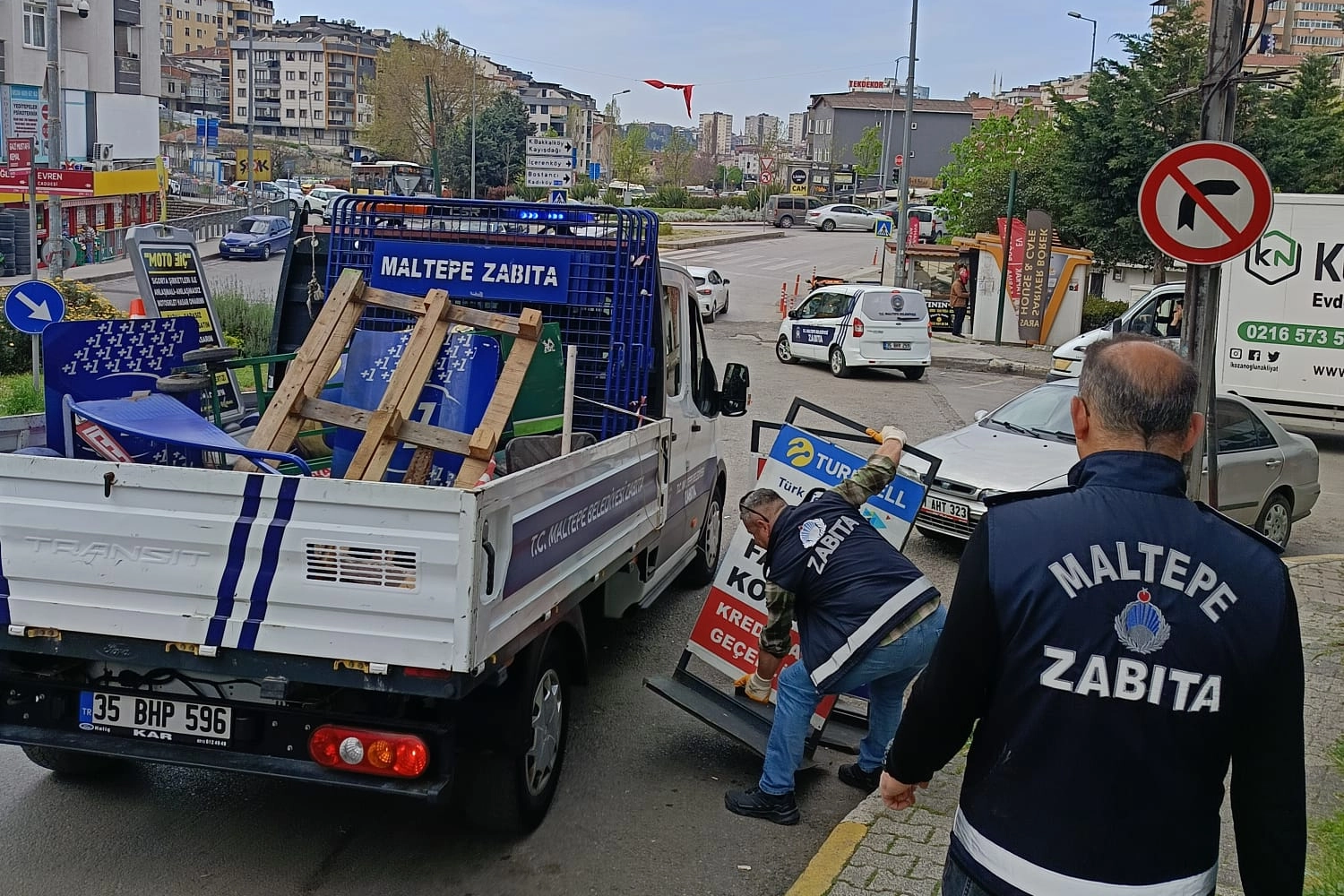 Maltepe Fındıklı Mahallesi'nde kaldırımlardaki işgaller zabıta ekiplerince kaldırılıyor