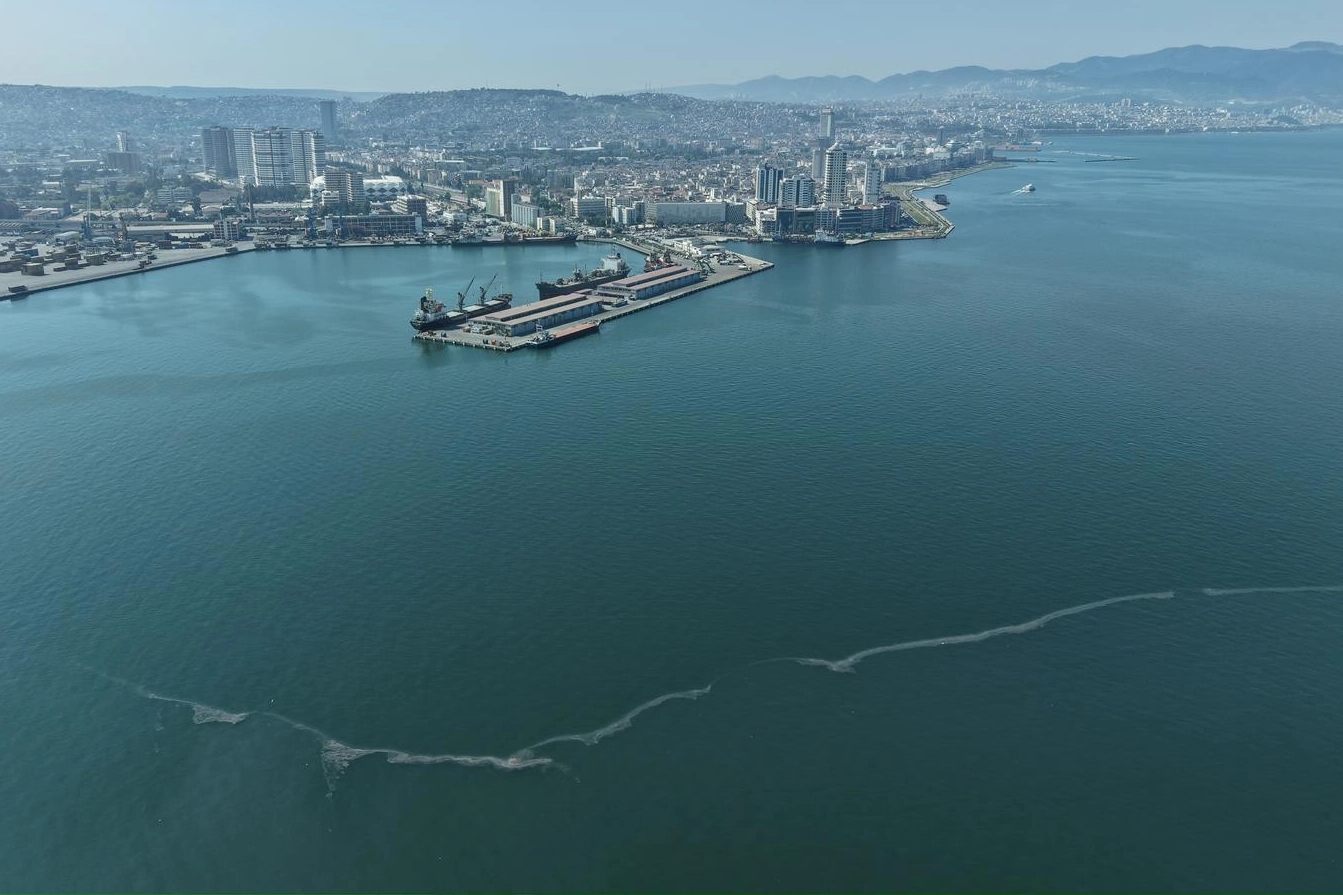 İzmir Körfezi'nde gemi kaynaklı kirlilik tespiti yapıldı.
