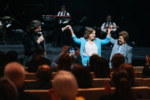 Ahmet Şafak Bakü konserinde sahne alırken