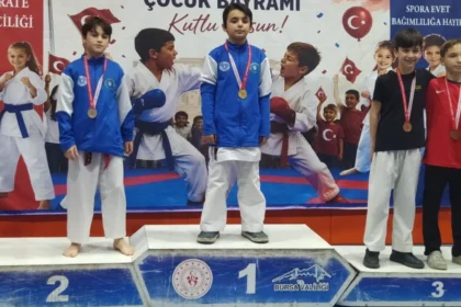 Bursa Büyükşehir Belediyesporlu karateciler madalya kazanırken