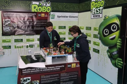 Konya'da düzenlenen Robofest'te robotik yarışmalarına katılan öğrenciler ve robotlar