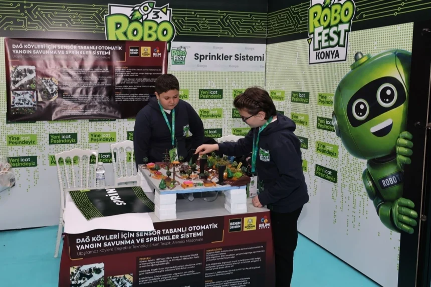 Konya'da düzenlenen Robofest'te robotik yarışmalarına katılan öğrenciler ve robotlar
