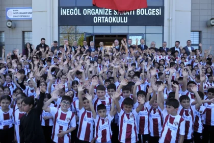 İnegölspor forması giymiş mutlu öğrenciler