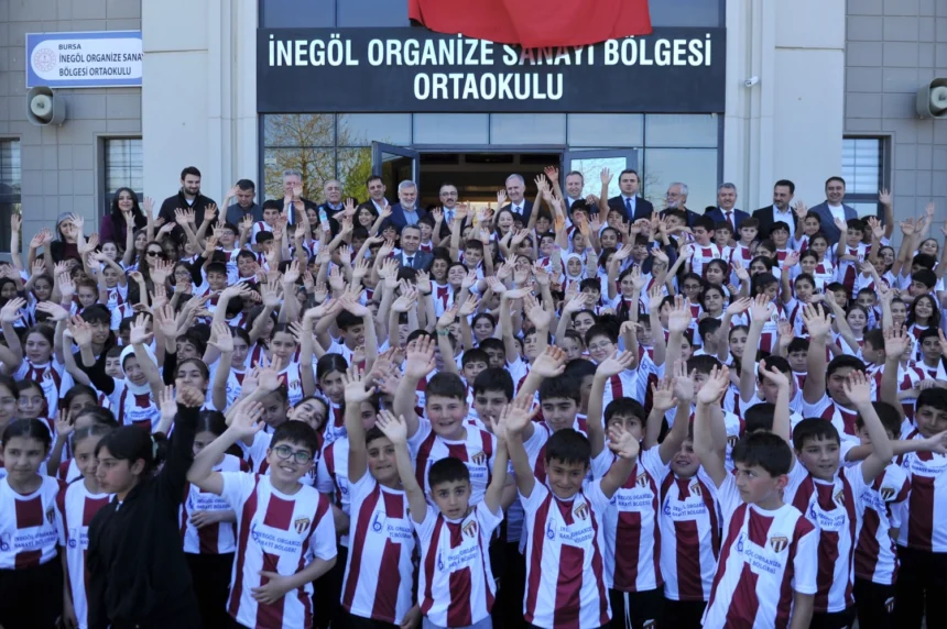 İnegölspor forması giymiş mutlu öğrenciler