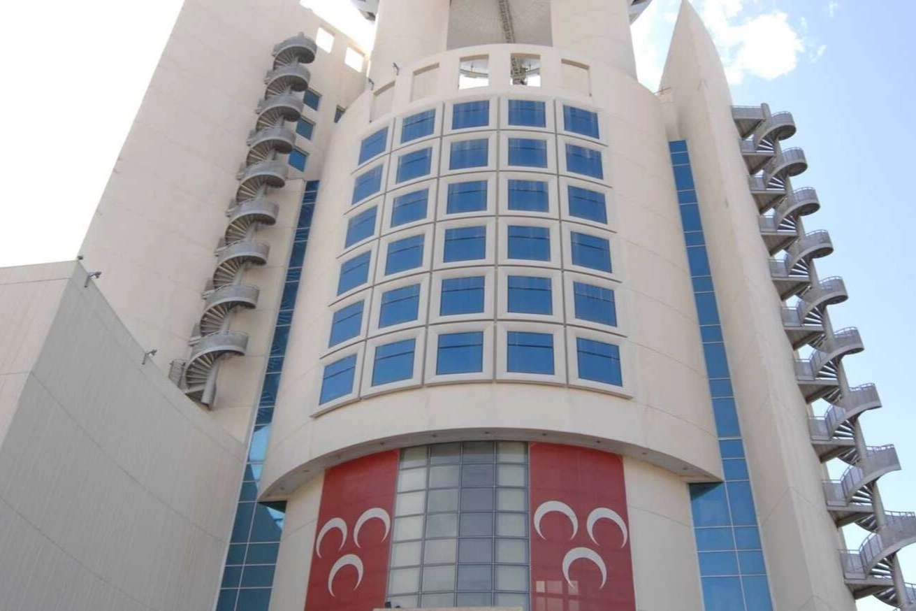 MHP Bolu İl Teşkilatı binası önünde parti bayrakları