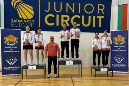 Osmangazi Belediyesporlu badmintoncuların Bulgaristan'da kazandığı madalyaları gösteren kapak görseli.