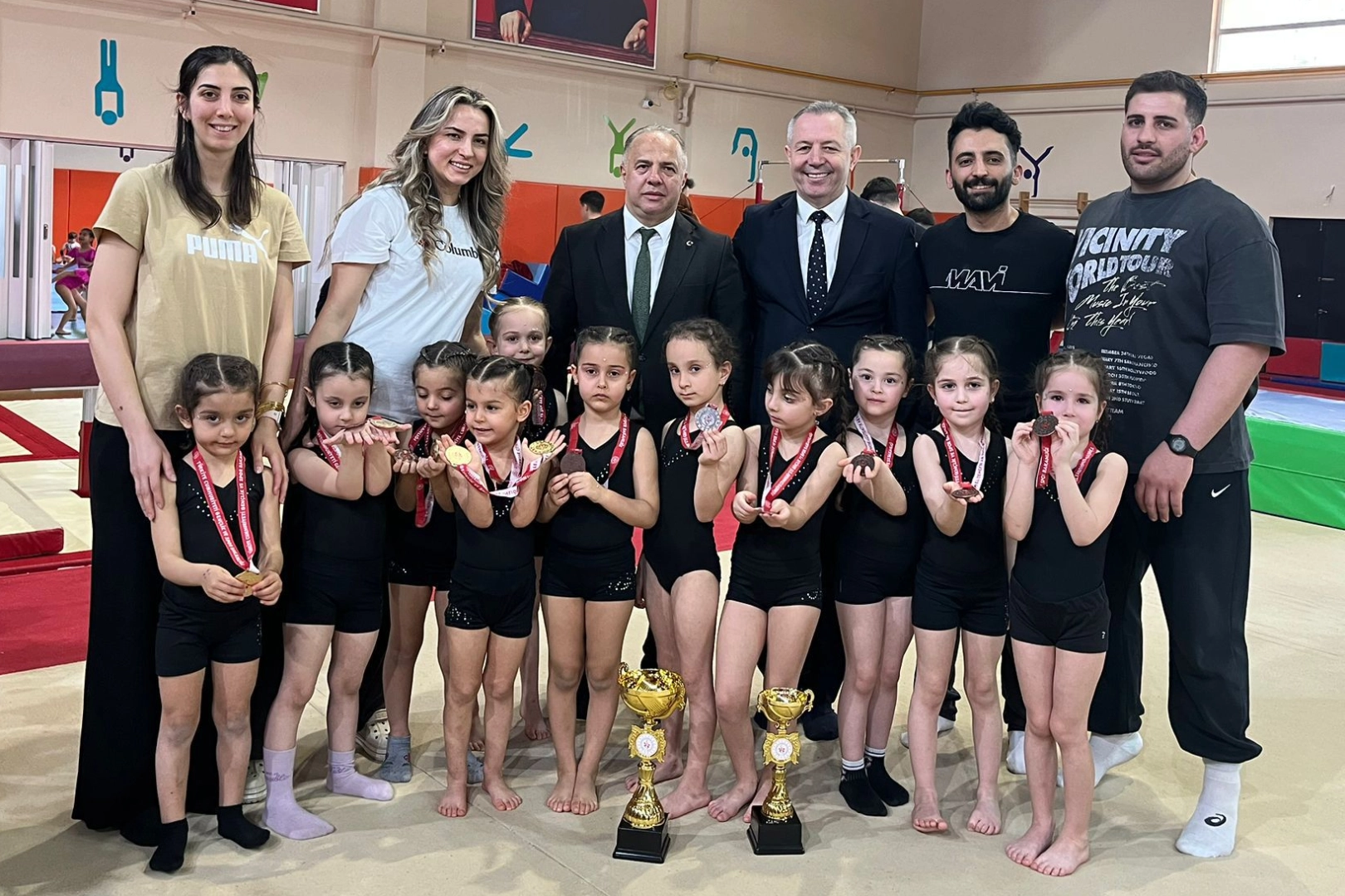 Yıldırım Belediye Başkanı Oktay Yılmaz'ın TBMM Kupası'nda başarılı olan sporcularla fotoğrafı