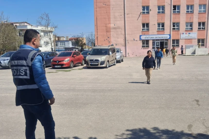 Keşan'da okullarda artırılan güvenlik önlemleri kapsamında polisler nöbet tutuyor, okul bahçeleri velilere kapalı.