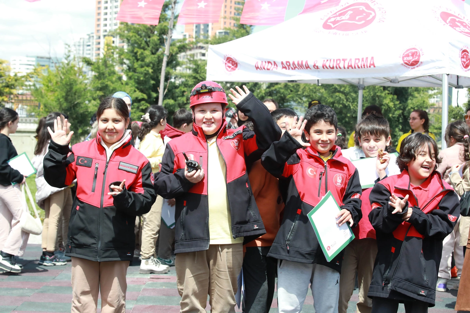 Keçiören'de çocuklara afet bilinci ve acil durum kartı eğitimi verildi.