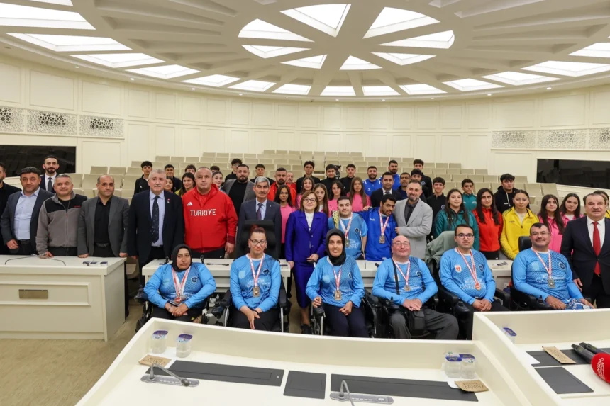 Gaziantep Büyükşehir Belediye Başkanı Fatma Şahin, başarı elde eden sporcularla bir araya geldi.