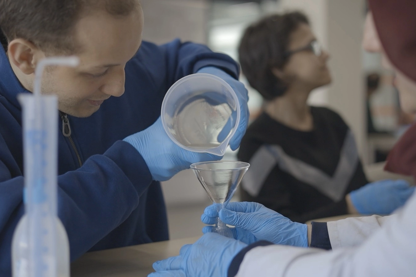 Kocaeli Gonca Engelsiz Yaşam Merkezi'nde gençler ve özel bireylerin birlikte sakız kokulu kolonya ürettiği sevgi dolu etkinlik.