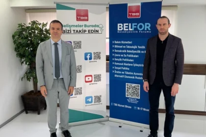 Melikgazi Belediyesi yetkilileri, BELFOR forumunda teknoloji ve eğitim projeleriyle ilgili sunum yaparken