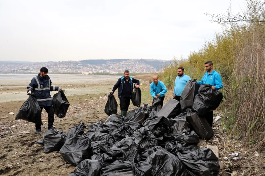 Kocaeli'de Mavi Takım ekipleri tarafından sahil temizliği yapılıyor ve toplanan atıklar gösteriliyor.