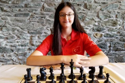 Bursa Büyükşehir Belediyesporlu Arya Aydoğan, Sırbistan'da düzenlenen Dünya Küçükler ve Yıldızlar Hızlı ve Yıldırım Satranç Şampiyonası'nda dördüncü oldu.