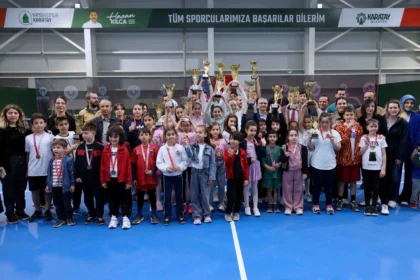 Karatay'da düzenlenen 23 Nisan Ulusal Egemenlik ve Çocuk Bayramı Tenis Turnuvası'nda kupalarını alan minik sporcular