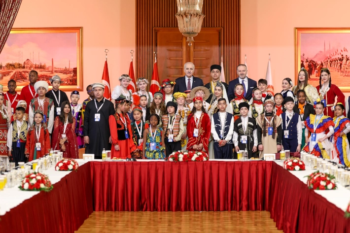 TBMM Başkanı Numan Kurtulmuş, 26 ülkeden gelen çocuklarla bir araya geldi.