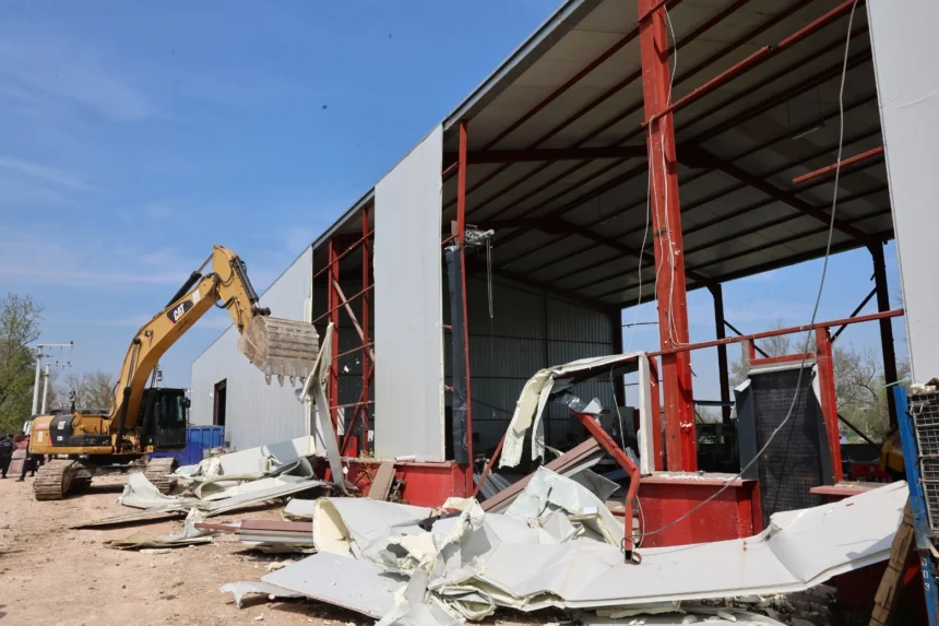 Nilüfer Belediyesi'nin tarım arazilerindeki kaçak yapıları yıktığı operasyondan bir görüntü.