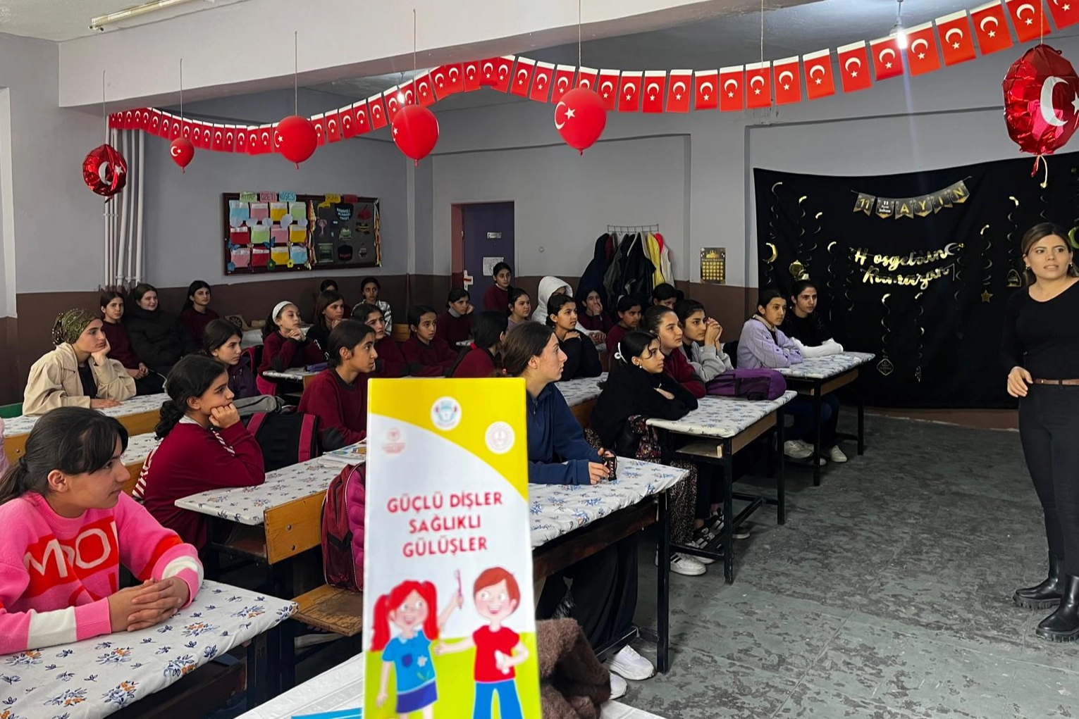 Batman Sason'da öğrencilere sağlık ve bilinçlendirme eğitimi verilirken çekilmiş bir fotoğraf
