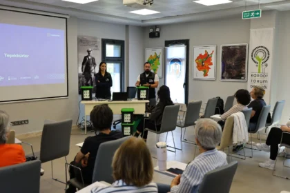 İzmir Efes Tarlası Yaşam Köyü'nde düzenlenen Bokaşi kompost eğitiminden bir kesit.