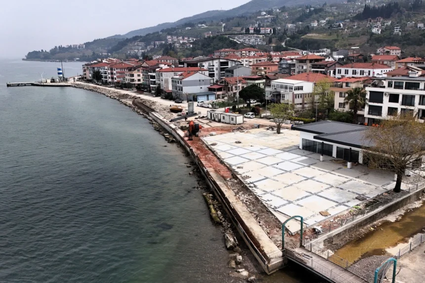Ulaşlı sahilini deniz taşkınlarından koruyacak dalga kırıcı seti inşaatı