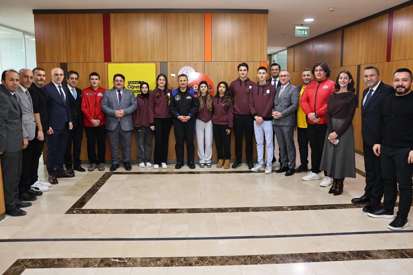 Türkiye Uzay Ajansı Başkanı Yusuf Kıraç, Sakarya'da öğrencilerle bilim ve uzay konulu bir söyleşi yapıyor.