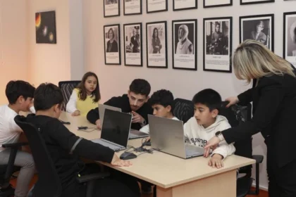 Mersin Mezitli Çocuk Kampüsü'nde çocuklar teknoloji ve akıl oyunları atölyelerinde eğitim alıyor.