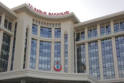 Türkiye'den İran'a gönderilen 6 tırlık sağlık yardım konvoyu